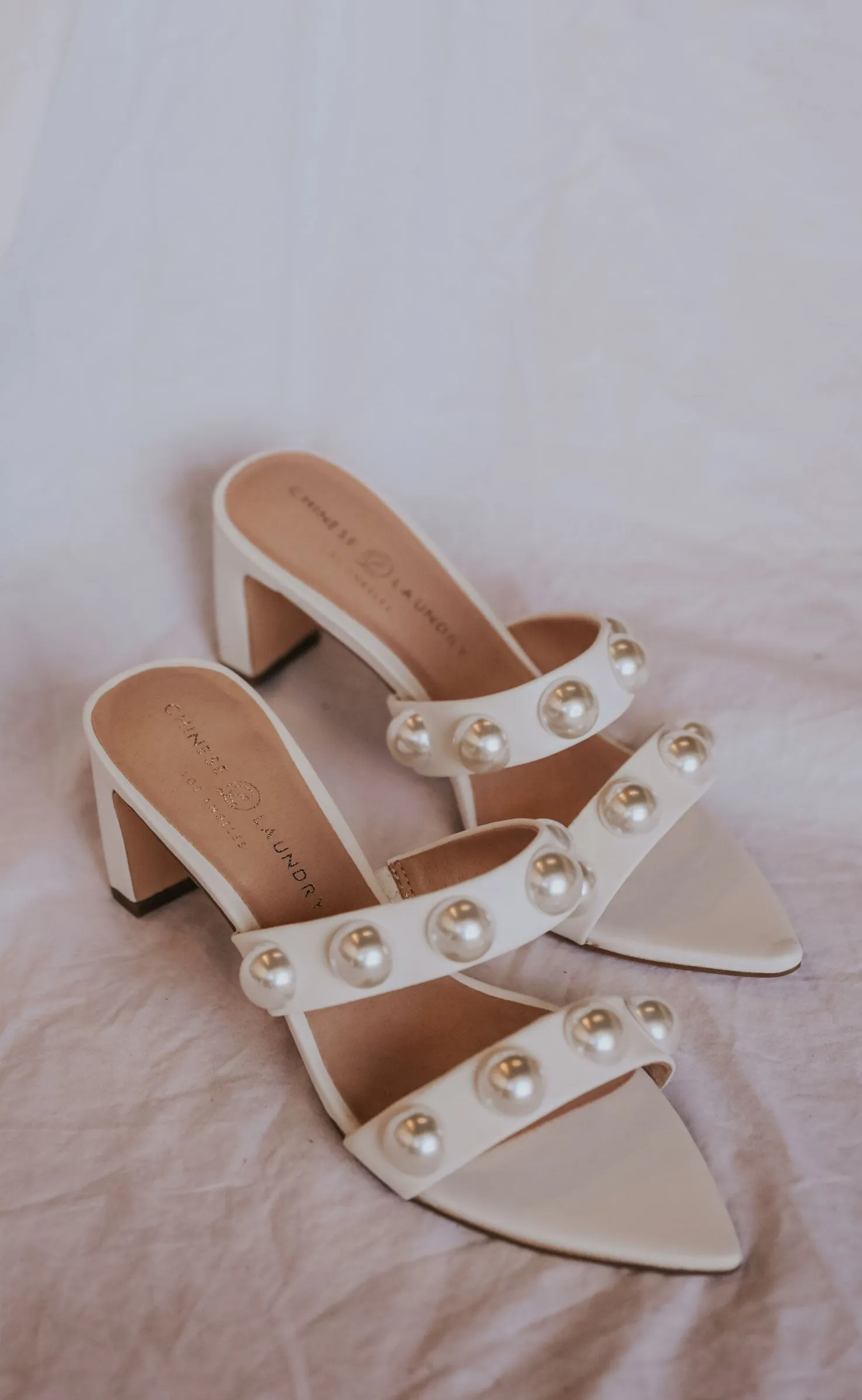 chinese laundry: yarley pointed toe sandal - bone