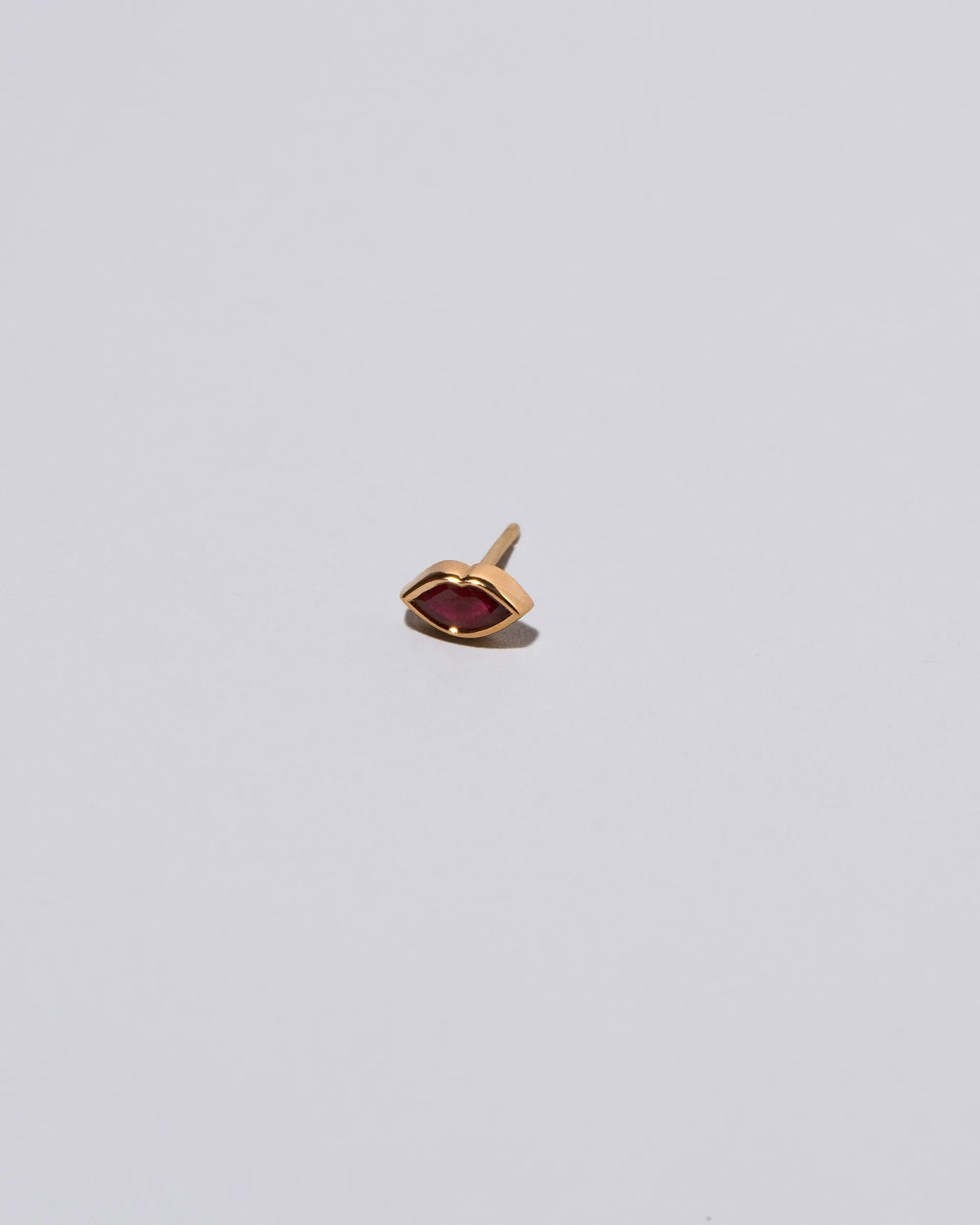 Kiss Stud Earring Single